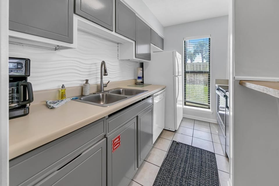 Condo, 1 Queen Bed with Sofa bed (Endless Summer B4) | Private kitchen | Oven, toaster
