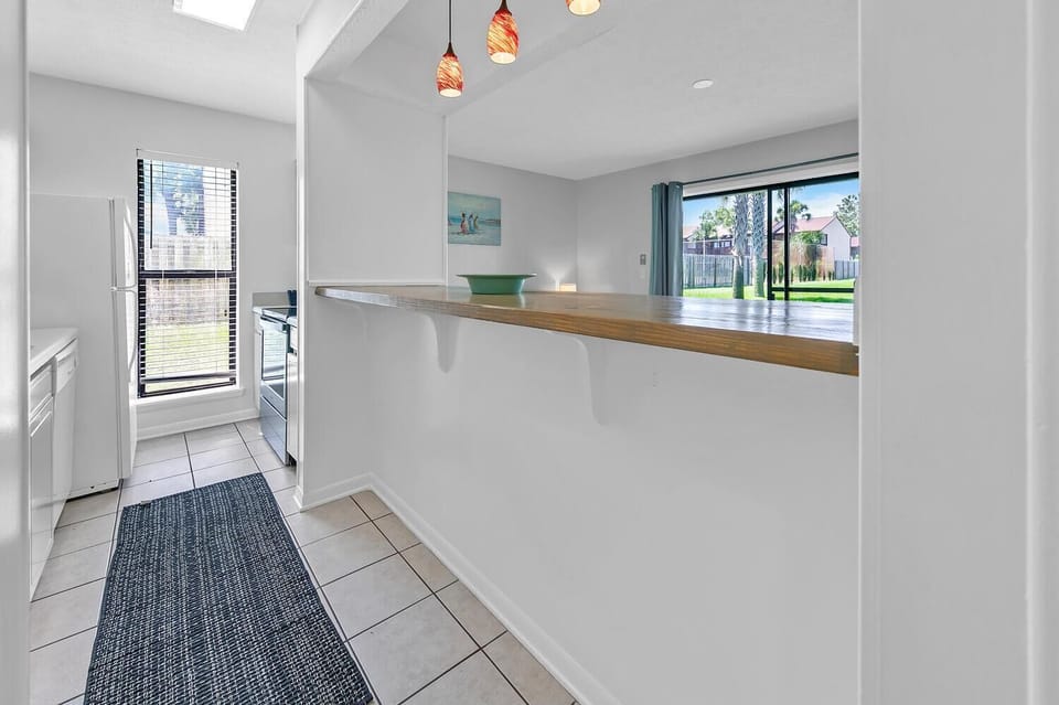 Condo, 1 Queen Bed with Sofa bed (Endless Summer B4) | Private kitchen | Oven, toaster