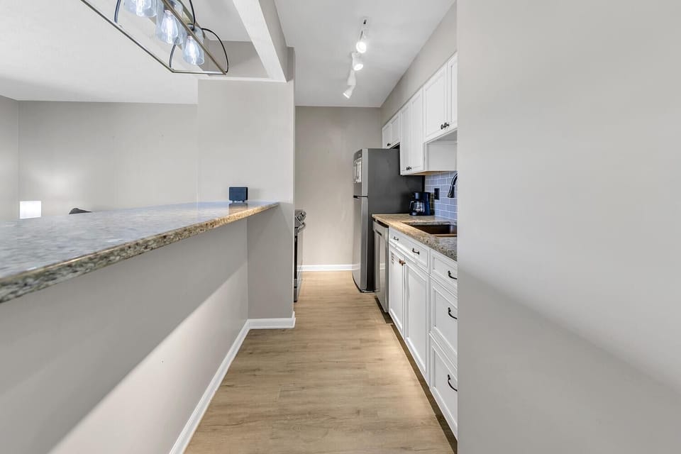 Condo, 1 Queen Bed with Sofa bed (Endless Summer E2) | Private kitchen | Oven, toaster