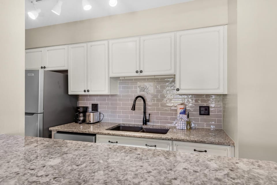 Condo, 1 Queen Bed with Sofa bed (Endless Summer E2) | Private kitchen | Oven, toaster