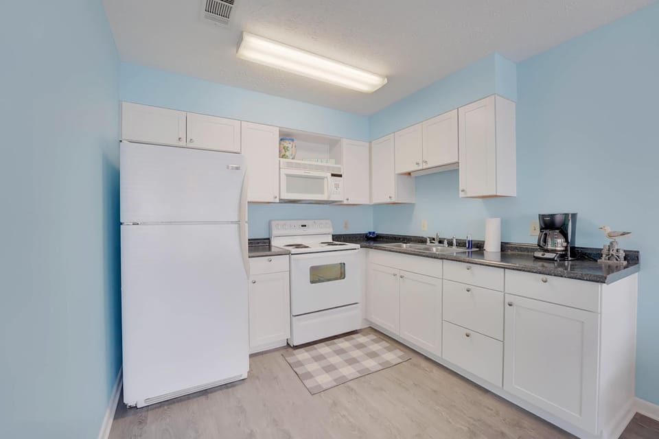 Condo, 1 Queen Bed with Sofa bed (Southwind C-3) | Private kitchen | Oven, toaster