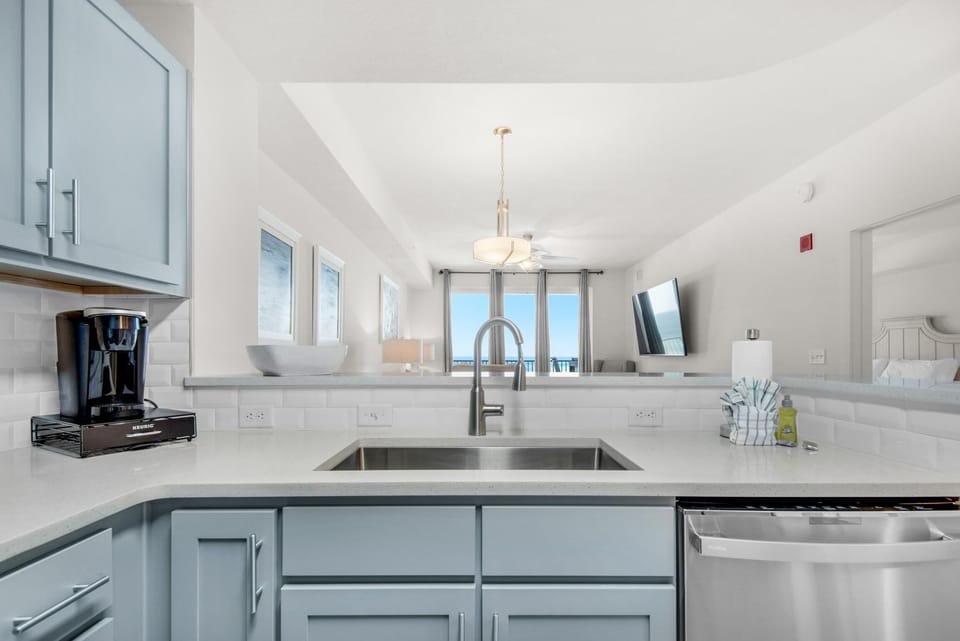 Condo, Multiple Beds (Calypso 3-1511) | Private kitchen | Oven, toaster