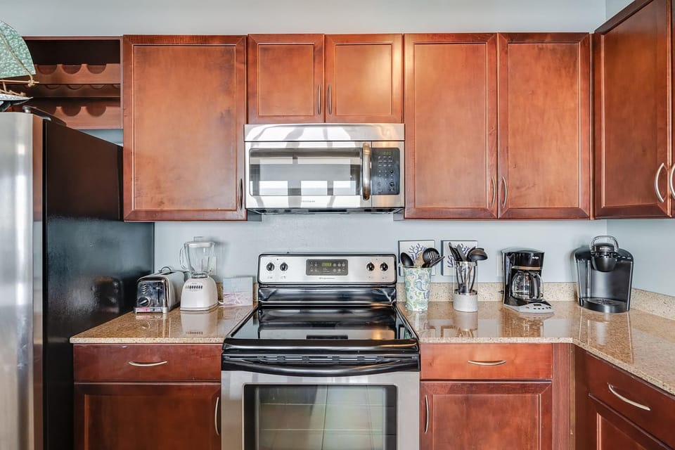 Condo, 1 Queen Bed with Sofa bed (Laketown Wharf 2018) | Private kitchen | Oven, toaster