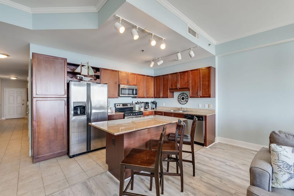 Condo, 1 Queen Bed with Sofa bed (Laketown Wharf 2018) | Private kitchen | Oven, toaster
