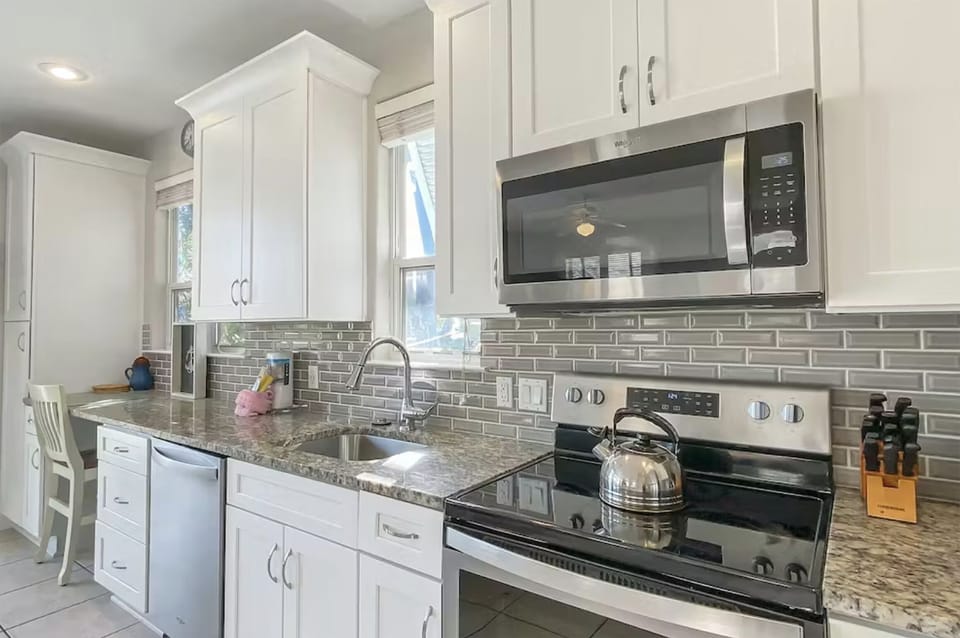 Condo, 1 King Bed with Sofa bed (Destiny Beach Villas #11B- Beach Oasi) | Private kitchen | Oven, toaster