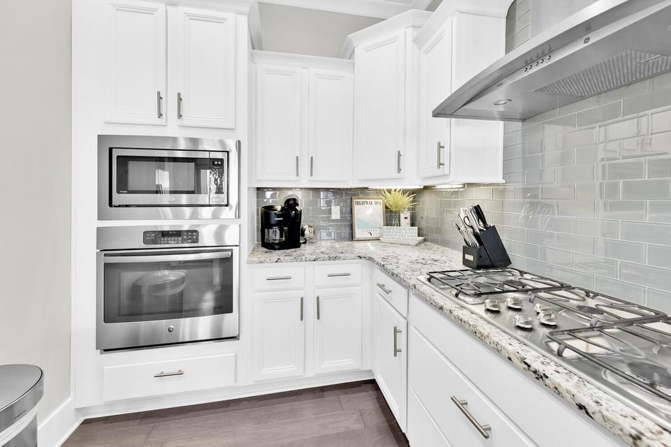 House, Multiple Beds (Town of Prominence 67C - Pour Beach L) | Private kitchen | Oven, toaster