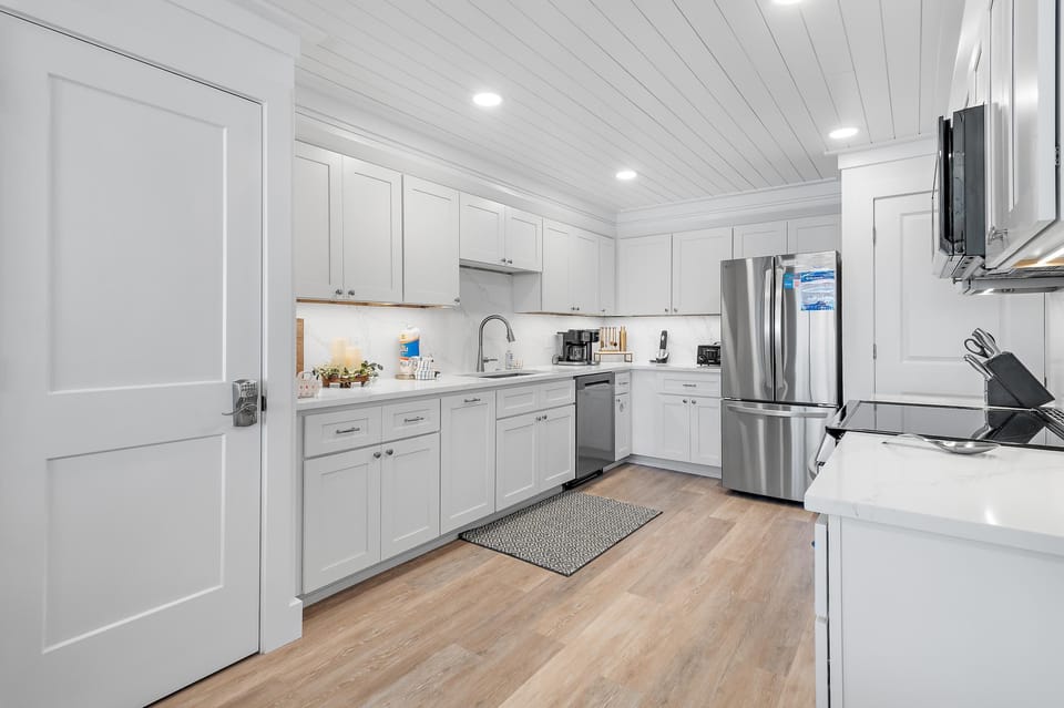 Condo, 1 King Bed with Sofa bed (Beach House 502D) | Private kitchen | Oven, toaster