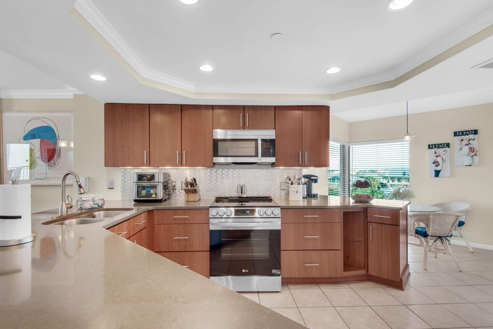 Condo, Multiple Beds (Inlet Reef 319) | Private kitchen | Oven, toaster