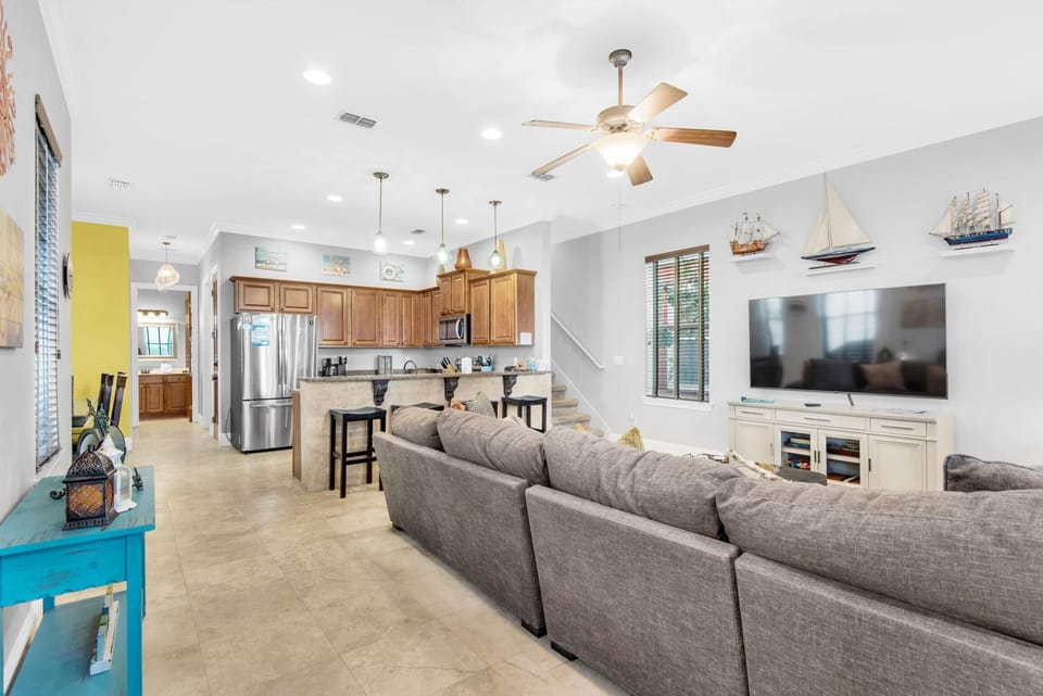 House, Multiple Beds (Here Comes the Sun) | Living area | TV