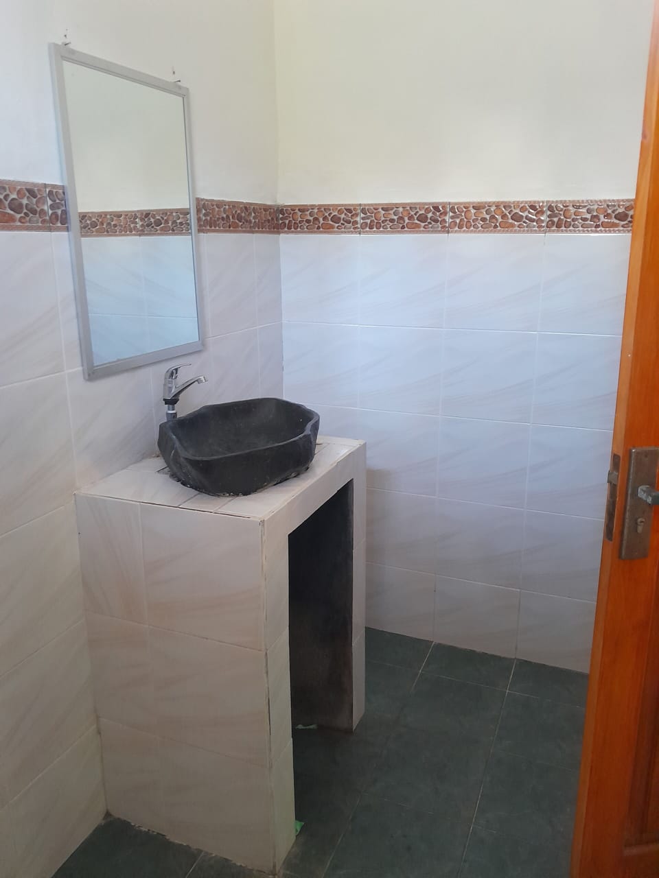 Basic Room | Bathroom