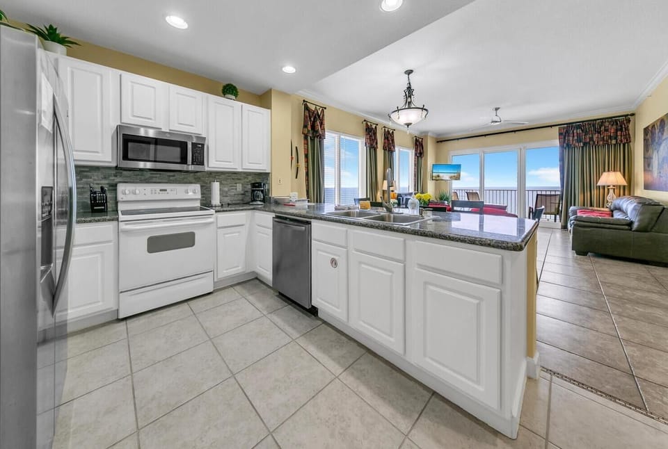 Condo, Multiple Beds (Grandview East 1401) | Private kitchen | Oven, toaster