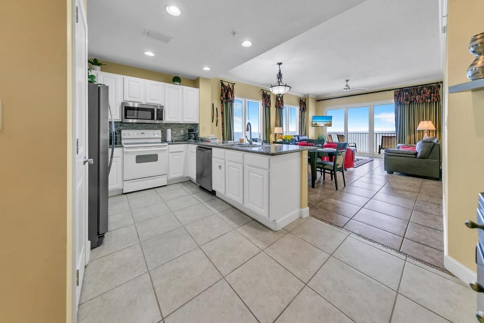 Condo, Multiple Beds (Grandview East 1401) | Private kitchen | Oven, toaster