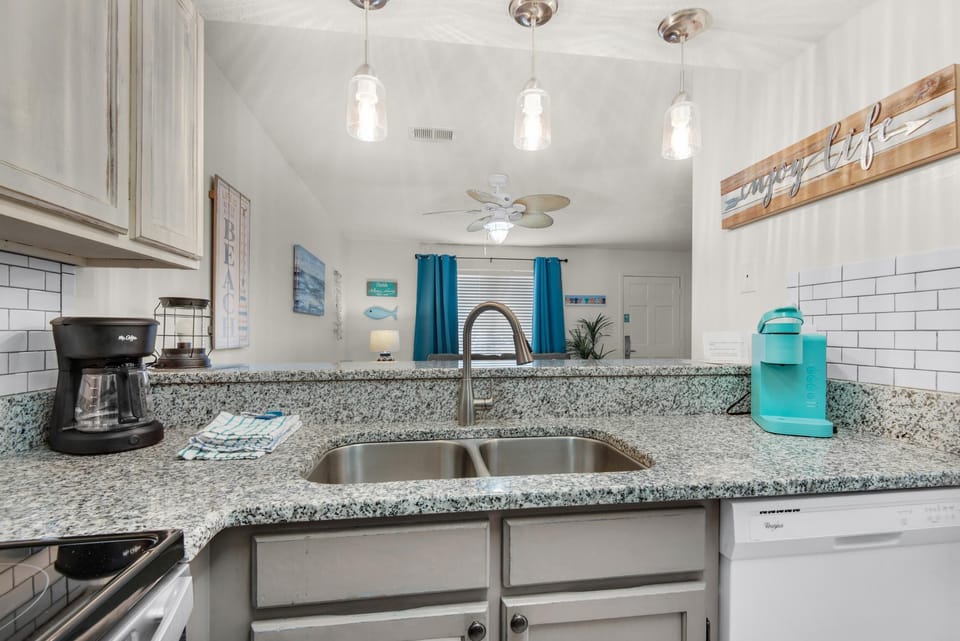 Condo, 1 King Bed with Sofa bed (Sandprints E3) | Private kitchen | Oven, toaster