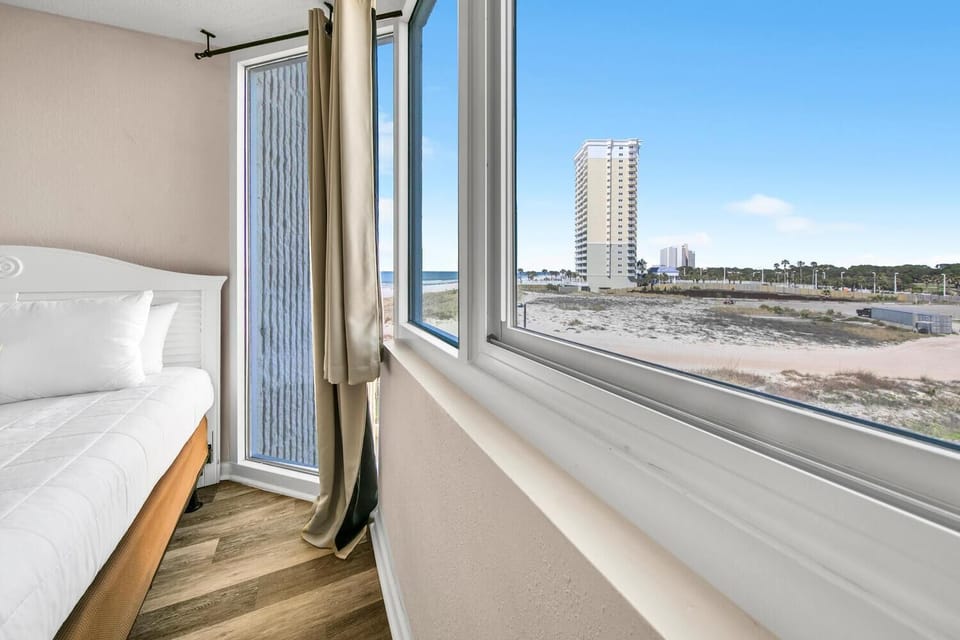 Studio, 2 Queen Beds (Top of the Gulf 418) | Interior