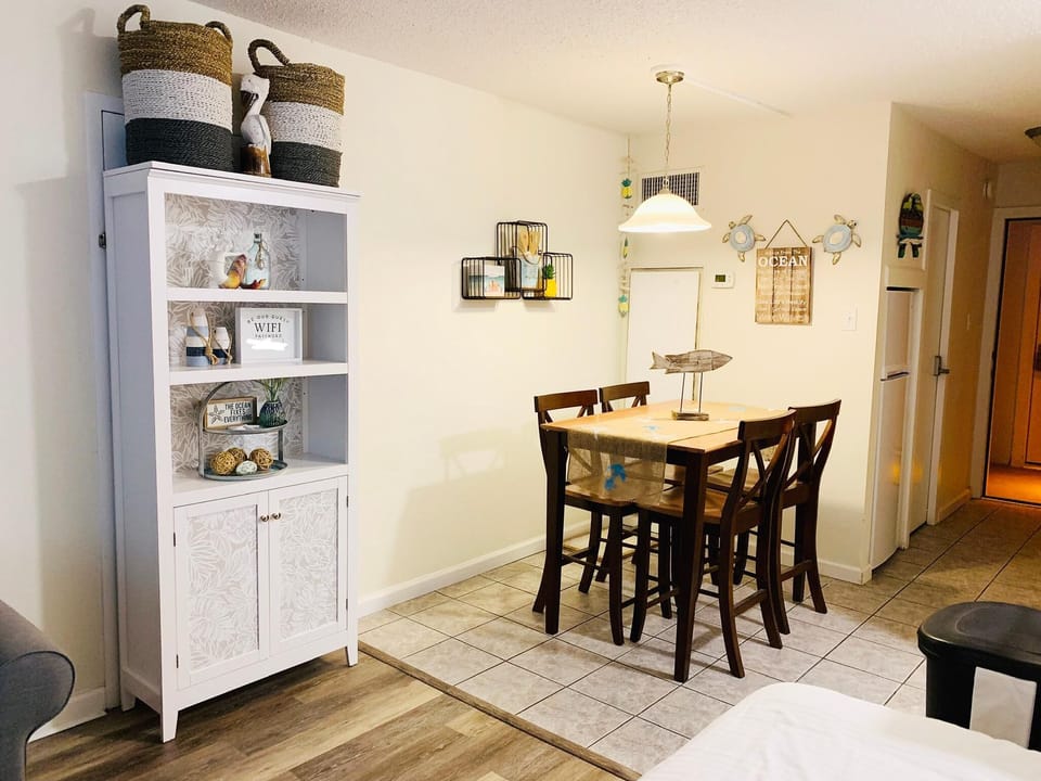 Studio, 2 Queen Beds (Top of the Gulf 418) | Dining