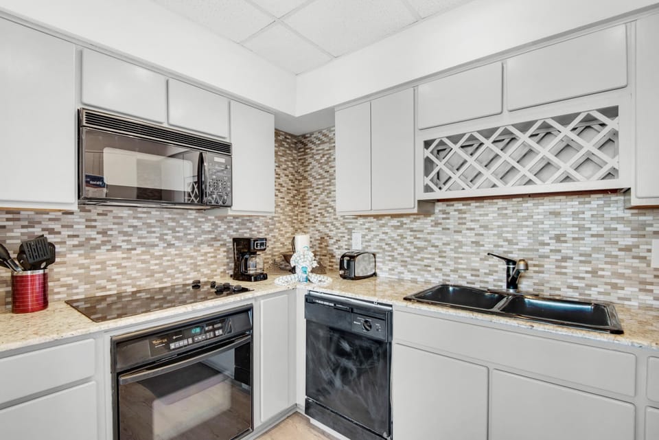 Condo, Multiple Beds (Enclave 702A) | Private kitchen | Oven, toaster