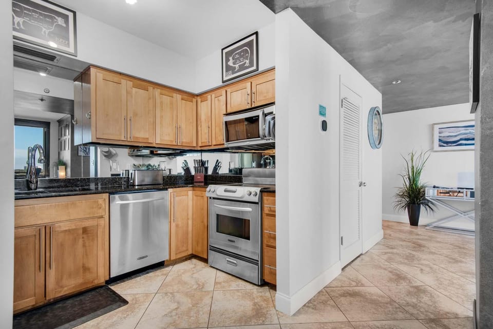 Condo, Multiple Beds (Enclave 701B- Paradiso Del Regno) | Private kitchen | Oven, toaster