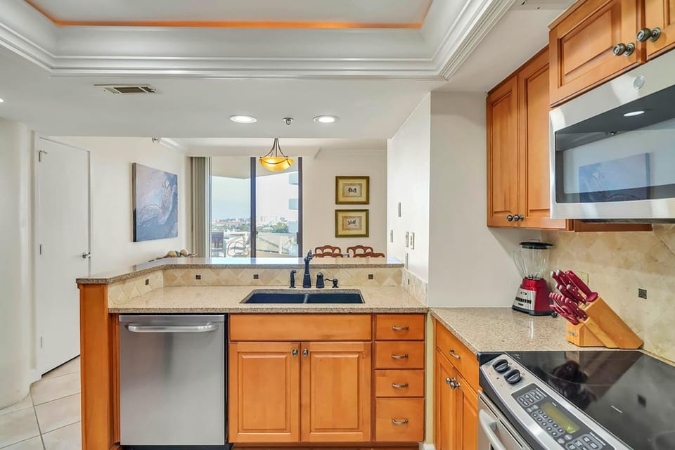 Condo, Multiple Beds (East Pass 403) | Private kitchen