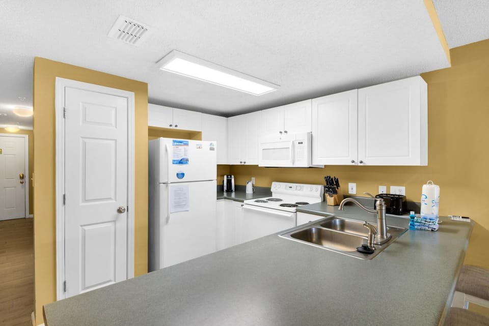 Condo, Multiple Beds (Ciboney 4009) | Private kitchen | Oven, toaster