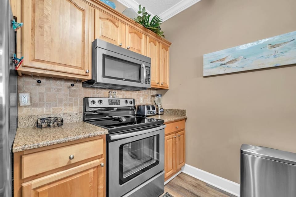 Condo, Multiple Beds (Ocean Reef 1704) | Private kitchen | Oven, toaster