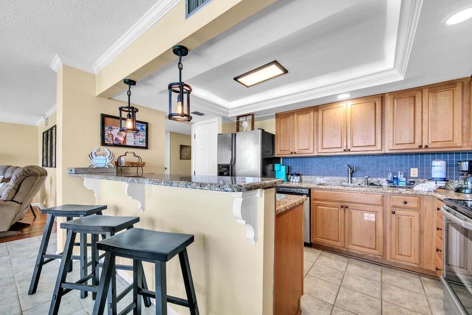 Condo, Multiple Beds (Edgewater Tower 1-411) | Private kitchen | Oven, toaster