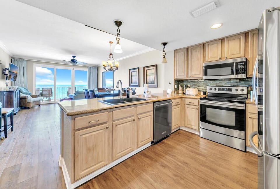 Condo, Multiple Beds (Grandview East 702) | Private kitchen | Oven, toaster