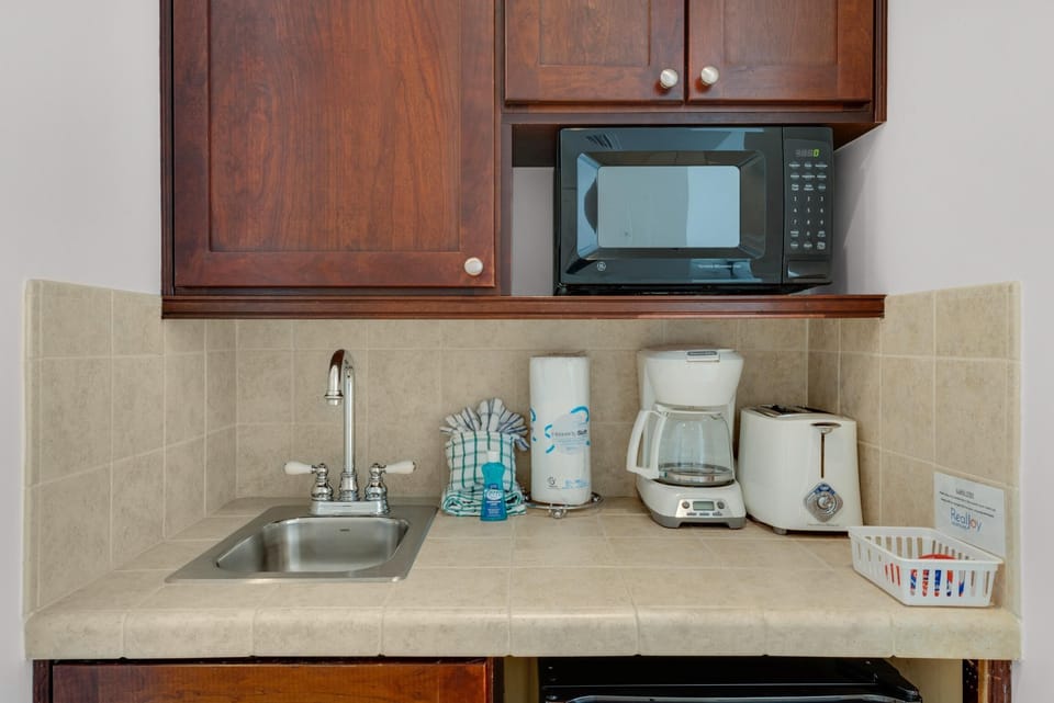 Condo, 2 Double Beds (Luau I 7101) | Private kitchen | Toaster