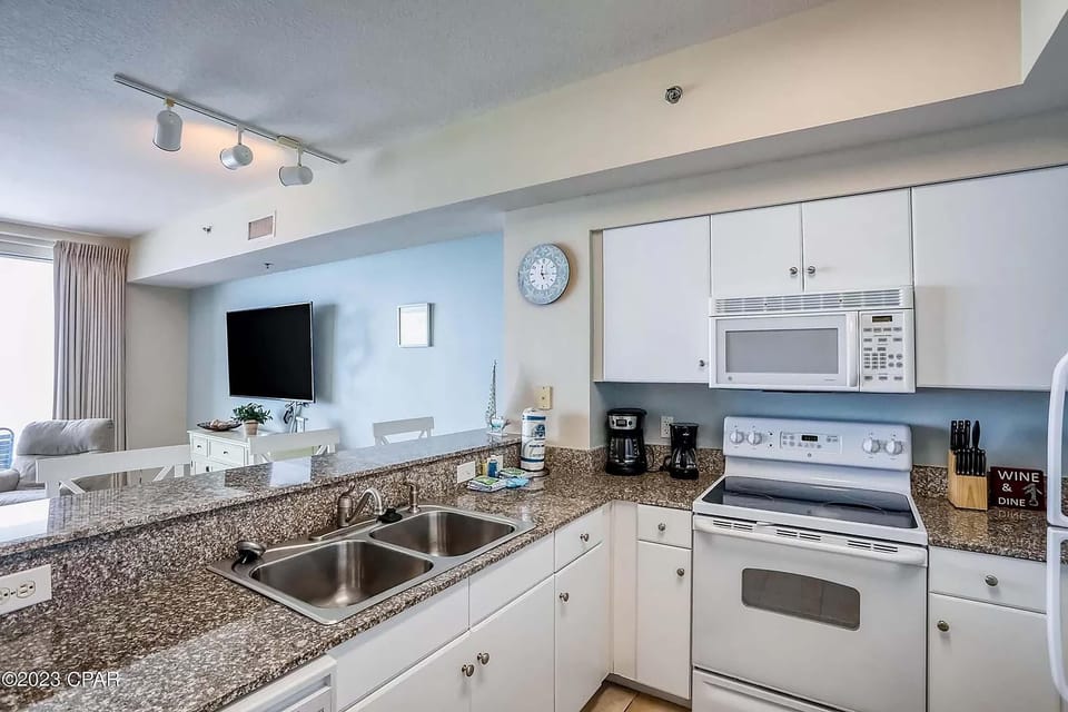 Condo, 1 King Bed with Sofa bed (Shores of Panama 1202) | Private kitchen | Oven, toaster