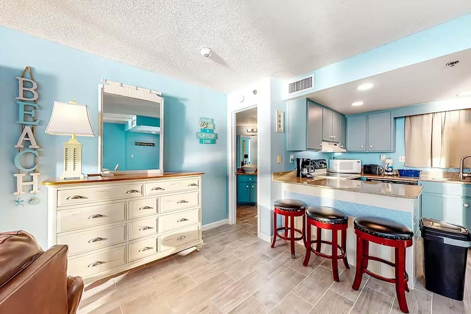 Condo, 1 King Bed with Sofa bed (Sunbird 606W) | Private kitchen | Oven, toaster