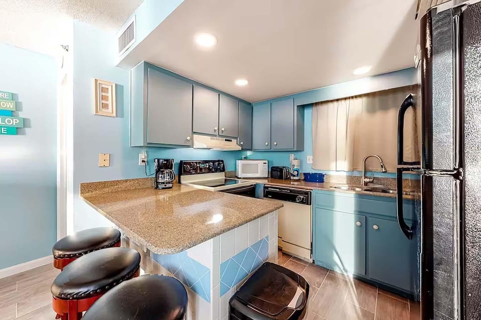 Condo, 1 King Bed with Sofa bed (Sunbird 606W) | Private kitchen | Oven, toaster