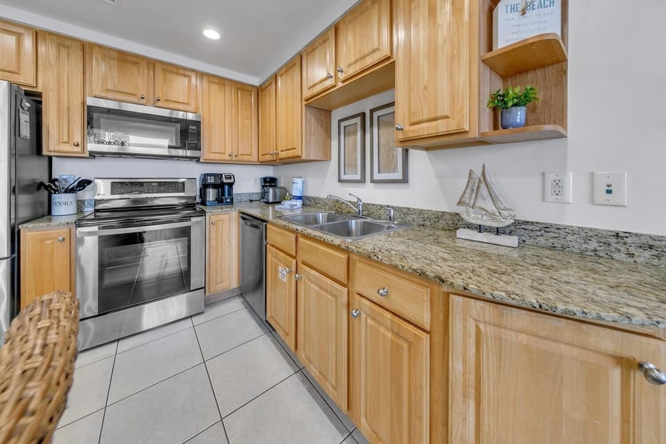 Condo, 1 King Bed with Sofa bed (Splash 1902E - Cast-a-Waves) | Private kitchen | Oven, toaster