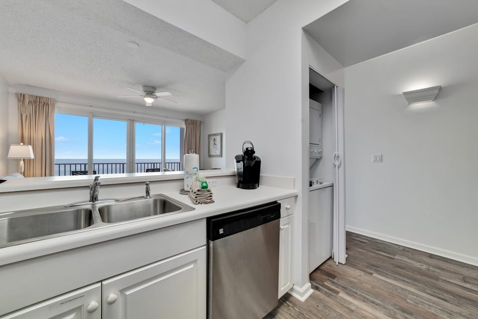 Condo, 1 King Bed with Sofa bed (Windemere 1204) | Private kitchen | Oven, toaster, paper towels