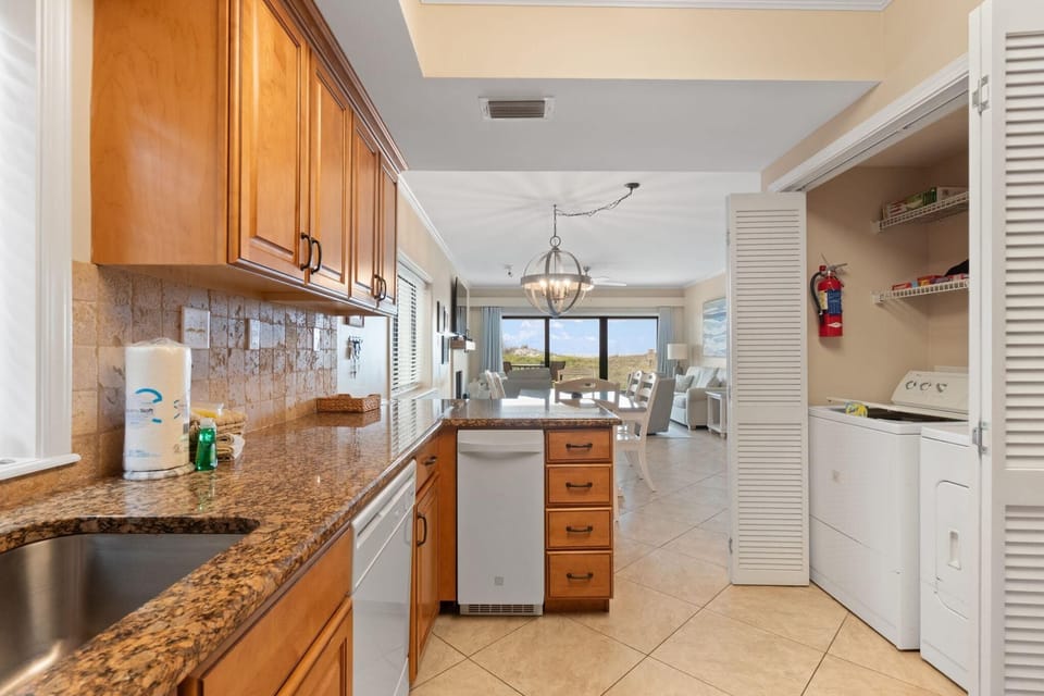 Condo, Multiple Beds (Shipwatch B101) | Private kitchen | Oven, toaster, paper towels