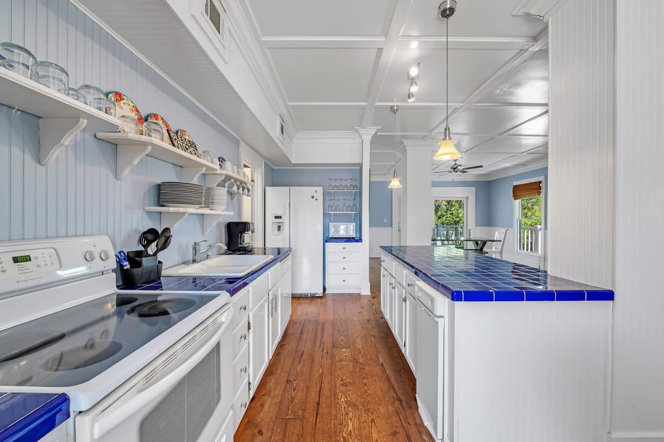 House, Multiple Beds (Ole River Cottage) | Private kitchen | Oven, toaster, paper towels
