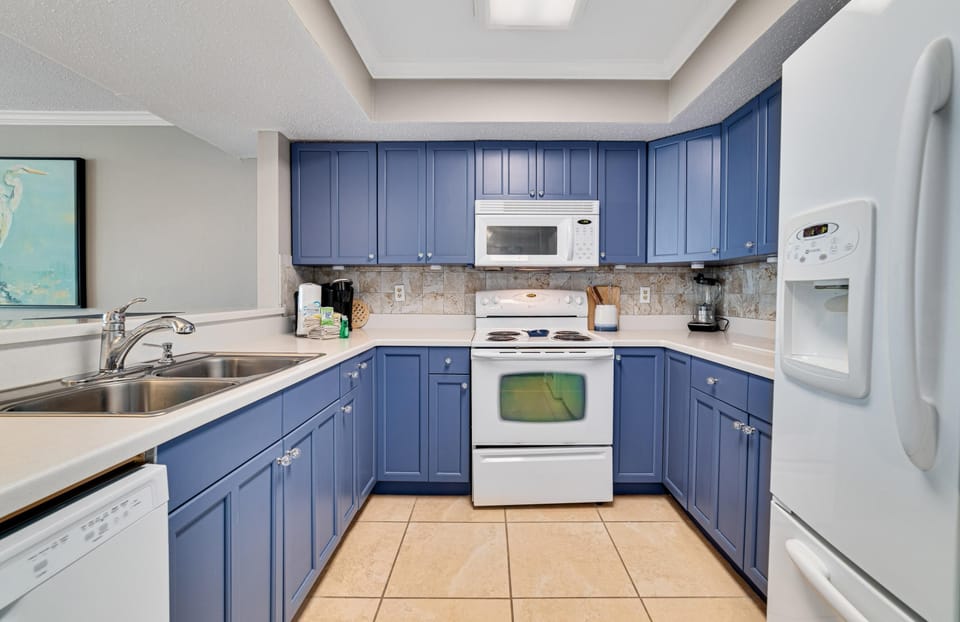 Condo, Multiple Beds (The Breakers 61) | Private kitchen | Oven, toaster, paper towels