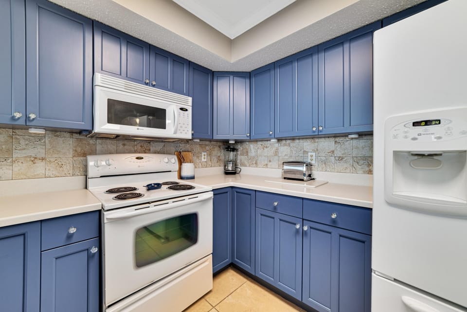 Condo, Multiple Beds (The Breakers 61) | Private kitchen | Oven, toaster, paper towels