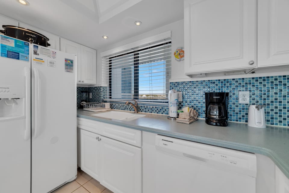Condo, 1 King Bed (Shipwatch D601) | Private kitchen | Oven, toaster, paper towels