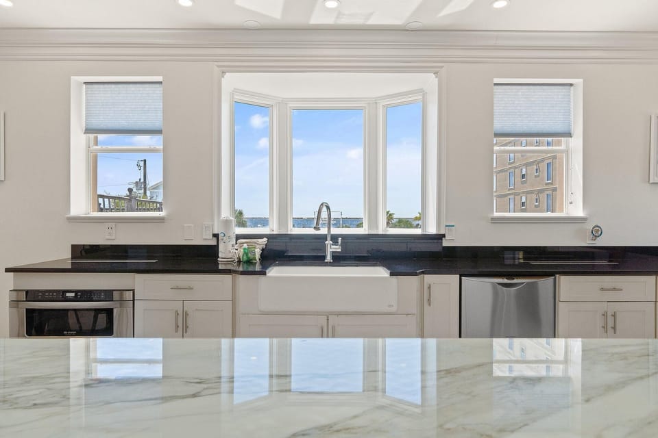 House, Multiple Beds (Bella Villa Waterfront Suite) | Private kitchen