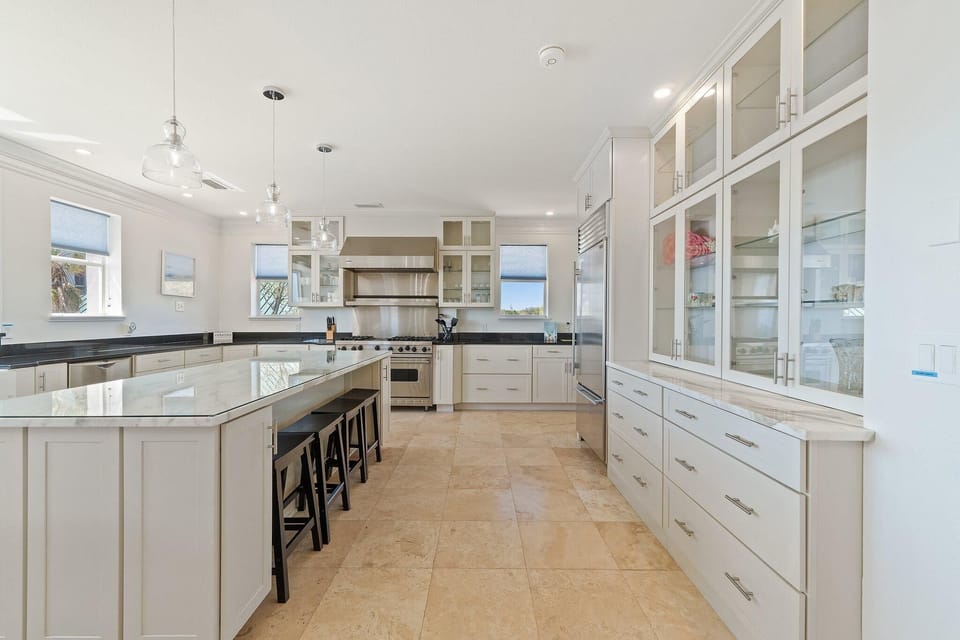 House, Multiple Beds (Bella Villa Waterfront Suite) | Private kitchen