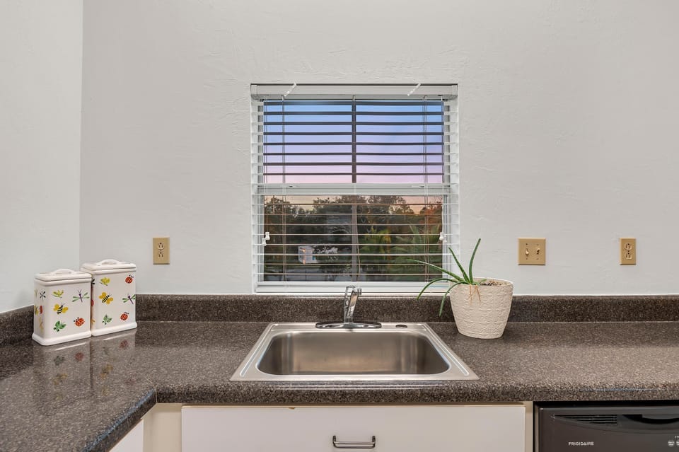 House, Multiple Beds (Bella Villa Guest Suite) | Private kitchen