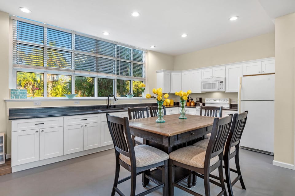 House, Multiple Beds (Bella Villa Loft Suite) | Private kitchen | Oven, toaster, paper towels