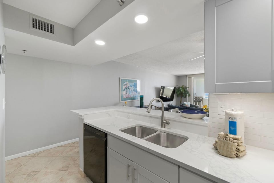 Condo, 1 King Bed with Sofa bed (Perdido Sun 706) | Private kitchen | Oven, toaster, paper towels