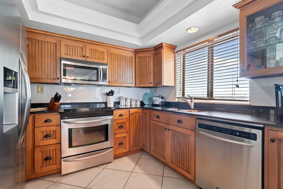 Condo, Multiple Beds (Shipwatch A601) | Private kitchen | Oven, toaster, paper towels