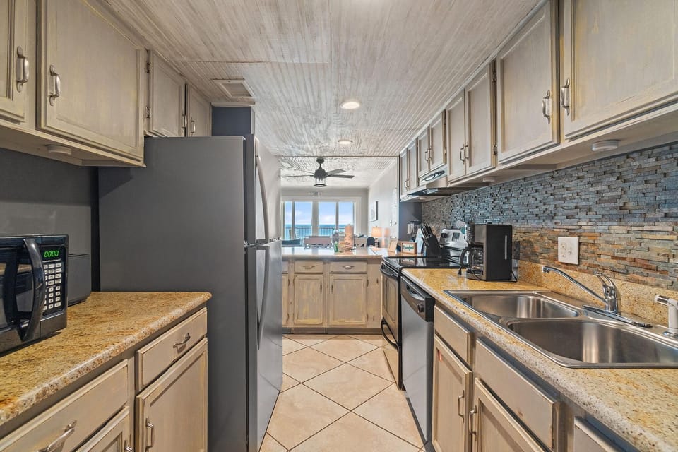 Condo, Multiple Beds (Castaways 7B) | Private kitchen | Oven, toaster, paper towels