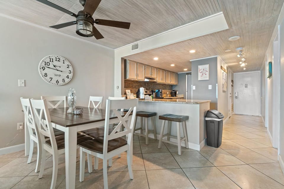 Condo, Multiple Beds (Castaways 7B) | Dining