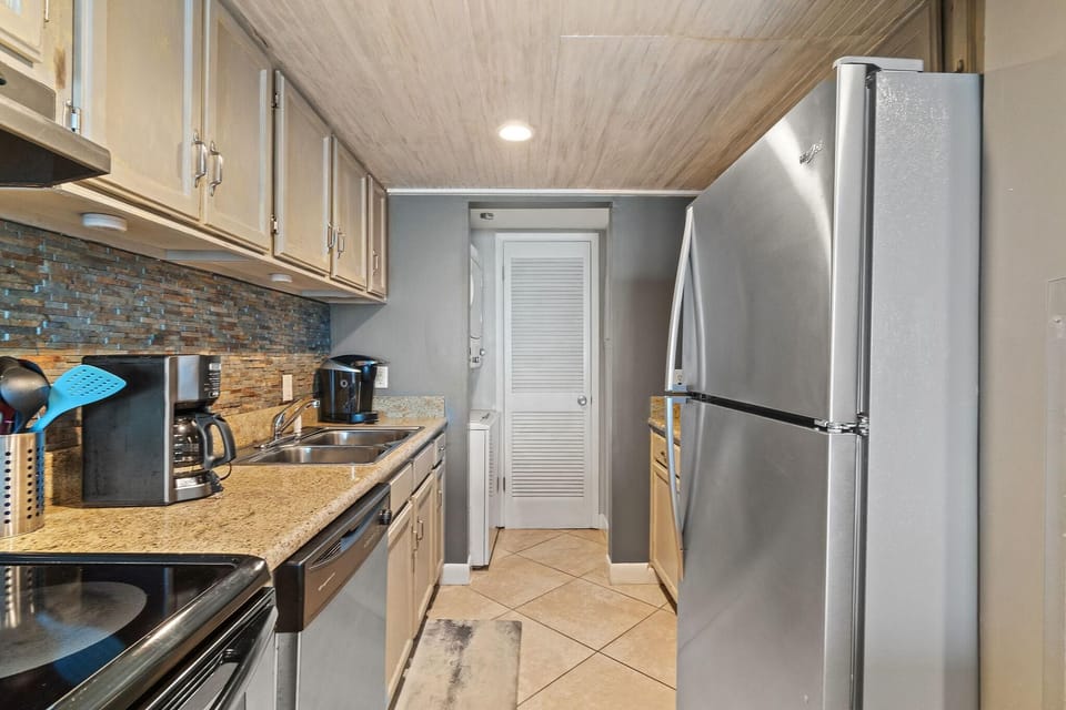 Condo, Multiple Beds (Castaways 7B) | Private kitchen | Oven, toaster, paper towels