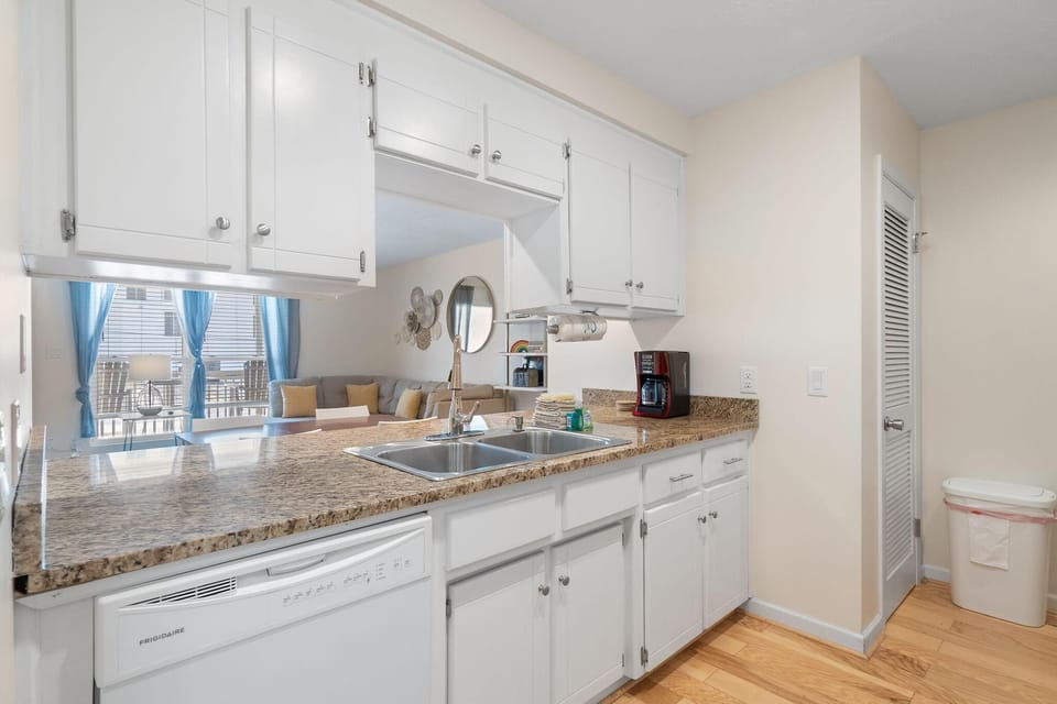 Condo, Multiple Beds (The Lookout) | Private kitchen | Oven, toaster, paper towels
