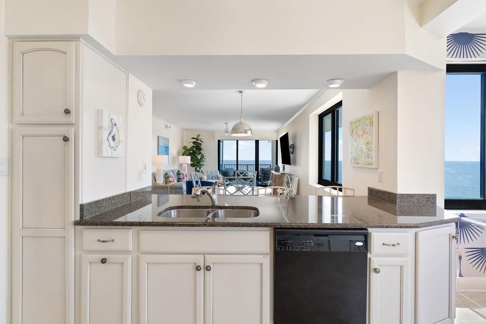 Condo, Multiple Beds (Broadmoor 1105) | Private kitchen | Oven, toaster, paper towels