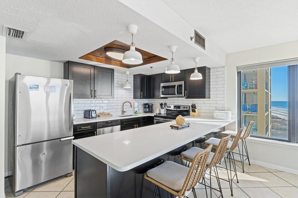 Condo, Multiple Beds (Phoenix I 1058) | Private kitchen | Oven, toaster, paper towels
