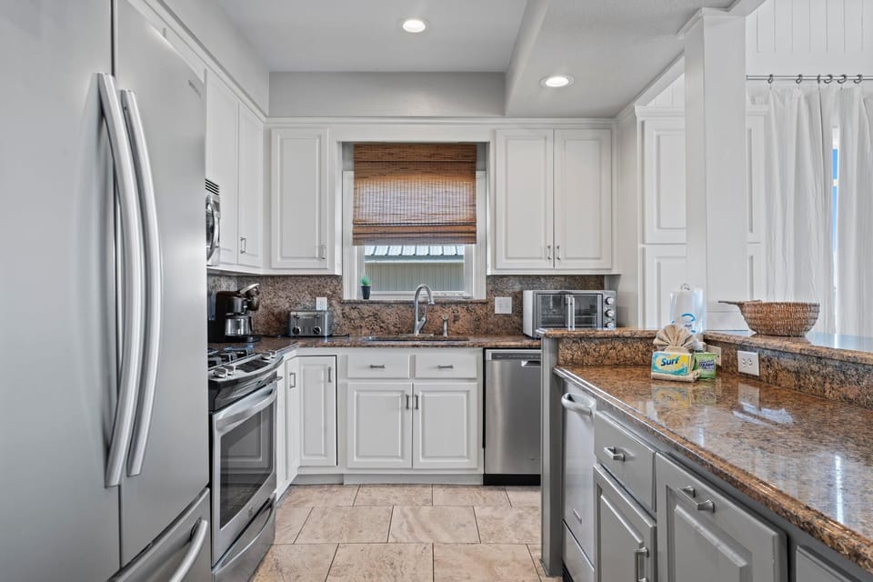 House, Multiple Beds (Lime In The Coconut) | Private kitchen | Oven, toaster, paper towels